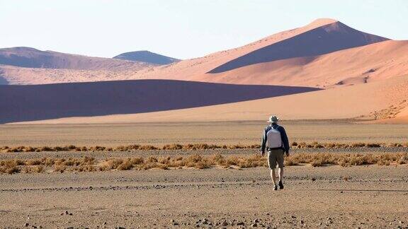 纳米比亚最高沙丘下的人
