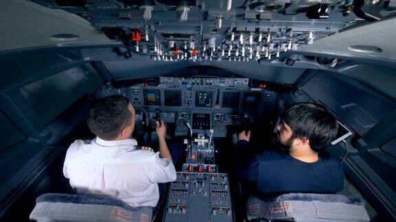 专业飞行员正在用飞行模拟器指导一个人