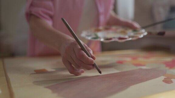 一位女艺术家正在工作室里用画笔作画创造力人休闲和爱好油画一名女子在艺术工作室的画布上作画工作场所的艺术家
