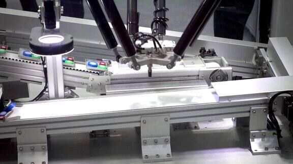 工业机器人的手执行在控制单元中编程的运动工业4.0技术概念