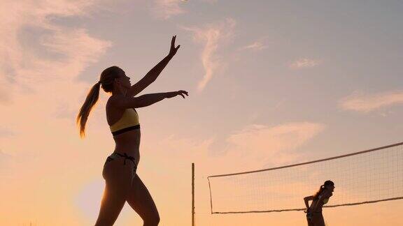 沙滩排球发球-女子在沙滩排球比赛中发球反手发球年轻人在阳光下享受快乐过着健康积极的户外运动生活