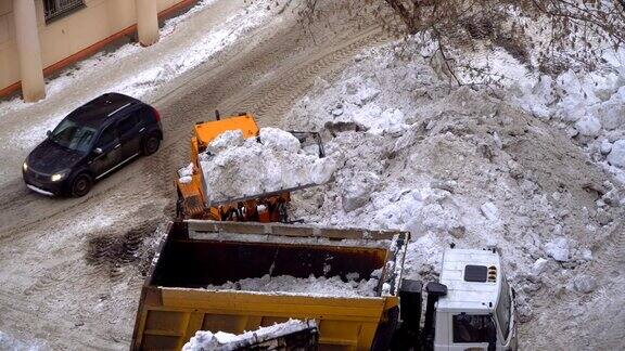 小区大雪后路面机械装雪