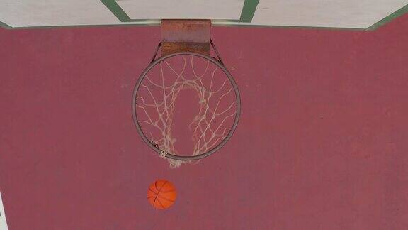 在户外球场上通过篮框的篮球
