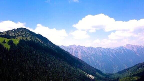 不列颠哥伦比亚省惠斯勒山脉的空中摄影4K