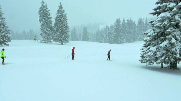 下雪时家庭越野滑雪的航拍