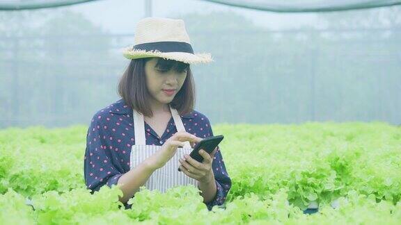 一位女农民在花园里检查庄稼