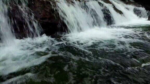美丽瀑布的特写-4K倾斜拍摄