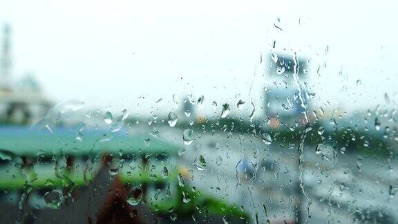 4K:曼谷窗户上的雨滴