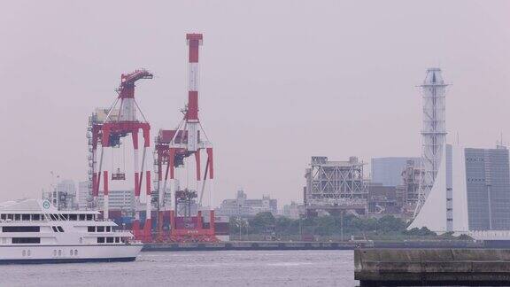 东京集装箱码头附近的微型工业起重机阴天