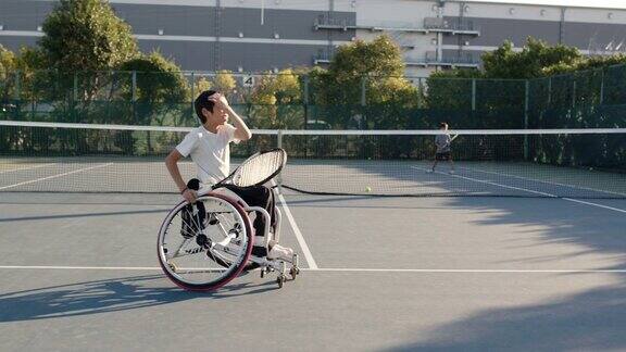 适应性网球运动员发球的广角镜头