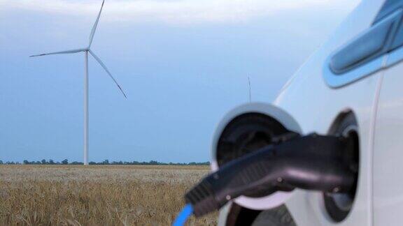 风力涡轮机为特斯拉电站和风车充电