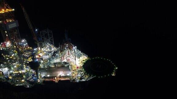 航拍近海石油平台近距离工作的夜晚时间