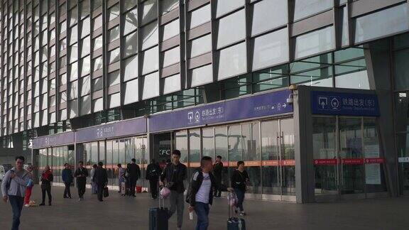 白天时间青岛市区著名的中央火车站前广场入口慢镜头全景4k中国