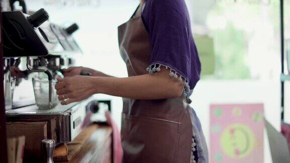 美丽的亚洲巴蒂斯塔在咖啡店工作