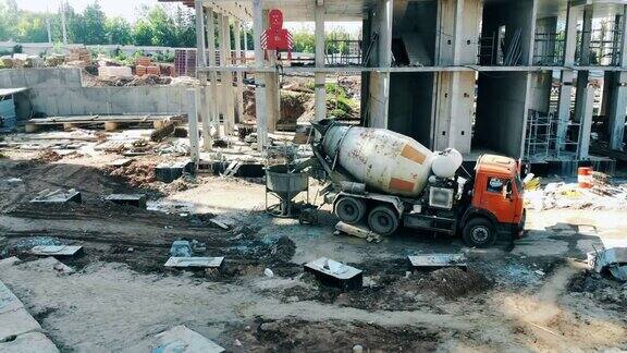 工业机器正在建筑工地上搅拌水泥