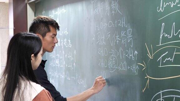 中国学生在教室的黑板上写字解决复杂的任务