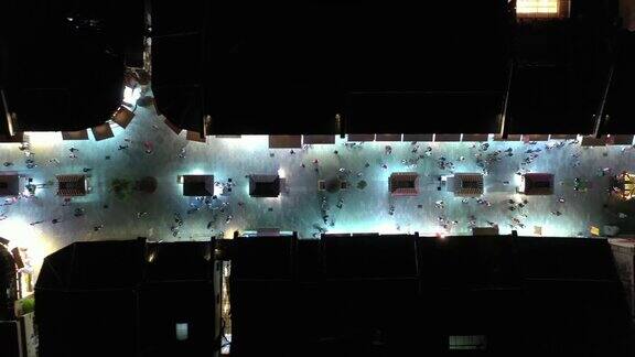 杭州市著名的行人拥挤的街道区域夜间时间照明空中俯视图4k中国