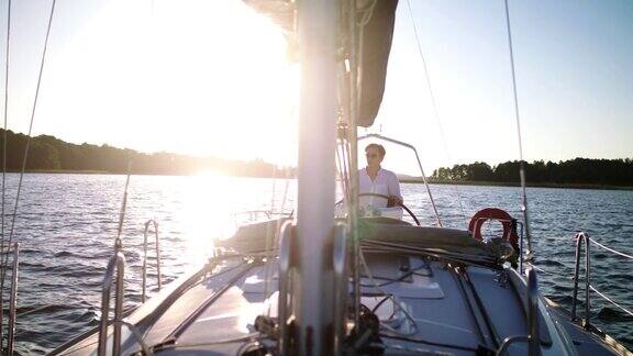 宁静的湖上日落年轻人喜欢航海