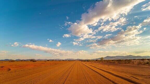 非洲纳米比亚阳光明媚的沙漠景观上空的时间流逝云