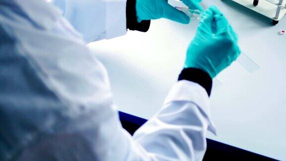 研究人员在实验室做血液分析