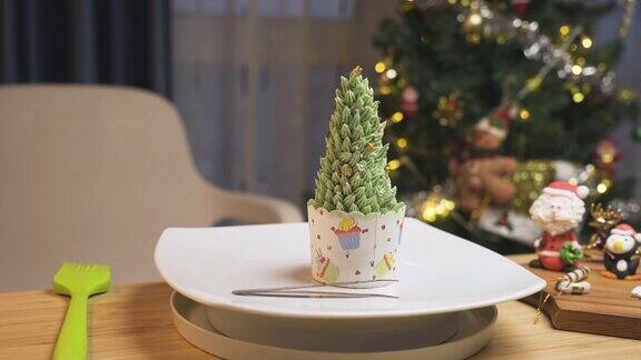 多利·shot:圣诞奶油树纸杯蛋糕用彩色糖霜和金色的星星装饰圣诞老人和企鹅用糖霜做的甜点