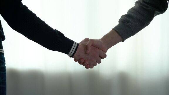 两个人握手