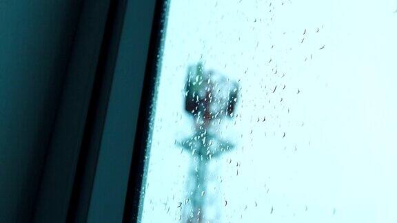 4K:摄影车在窗户玻璃上拍摄雨滴