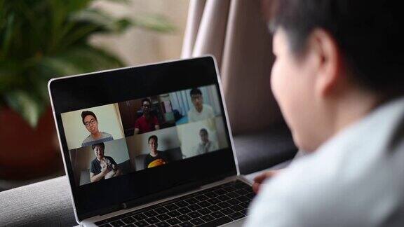 家庭办公视频会议与休闲服装使用数字平板电脑