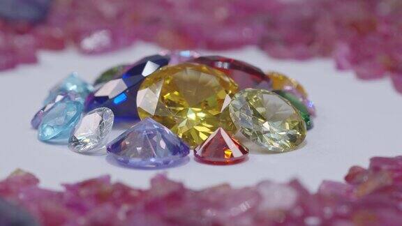 五颜六色的钻石在未加工的粉红色宝石的环绕下闪闪发光