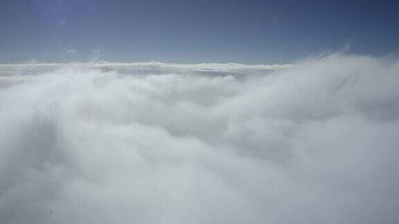 飞机座舱视图时间流逝飞行通过云层