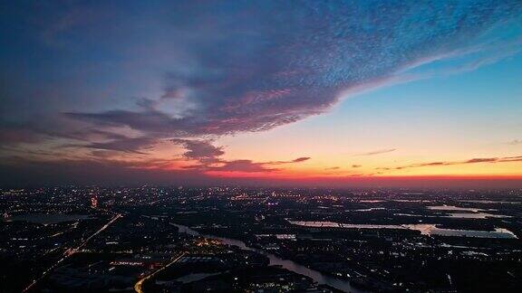 鸟瞰美丽的日落、天空、云和城市