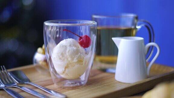 冰淇淋与樱桃玻璃滑动镜头