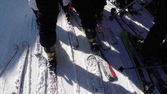 一群滑雪者和滑雪板爱好者聚集在滑雪缆车附近
