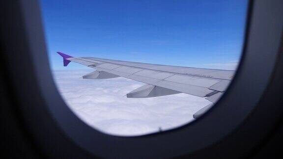 透过飞机窗户从上面看到天空和云的美妙景色