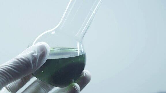 实验室烧瓶中的绿色液体