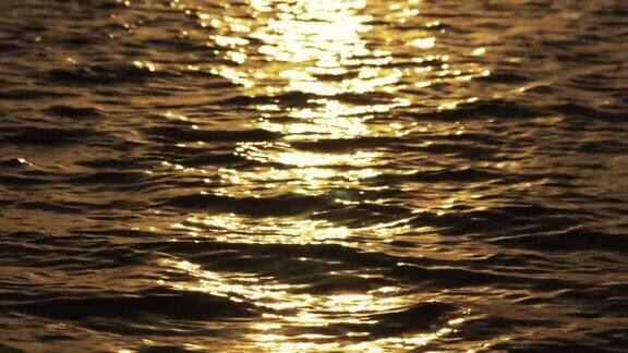 早晨阳光从水面上反射出来