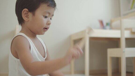 亚洲小男孩在家弹奏木琴