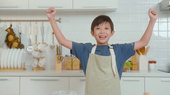 聪明男孩在家里厨房里微笑的肖像
