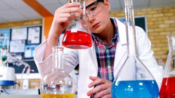 一个专心的学生正在实验室里做化学实验
