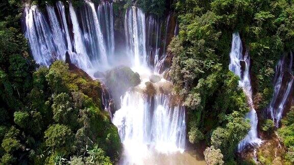 惊人的瀑布与深热带森林ThiLoSu瀑布德省泰国鸟瞰图