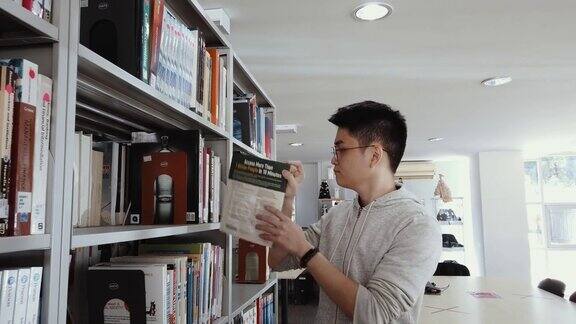 亚洲大学生在图书馆看书