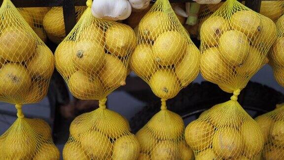伊斯坦布尔市场上装在包装里的柠檬正在出售