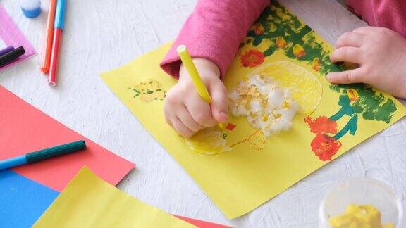 孩子用彩色的纸和棉垫制作复活节小鸡卡片手工制作的一个儿童创意、手工艺品、儿童工艺品的项目