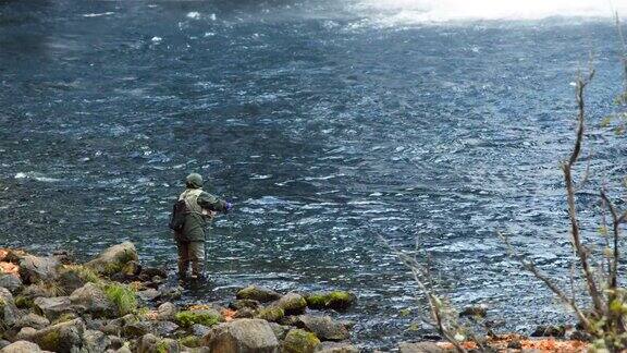 北加州伯尼瀑布下的淡水钓鱼