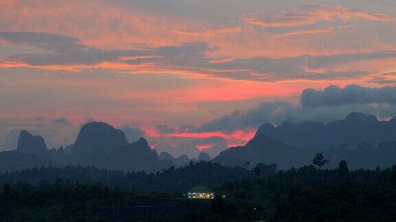 泰国KhaoSok国家公园的日落风景平移镜头