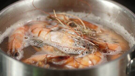 用平底锅煮美味的虾