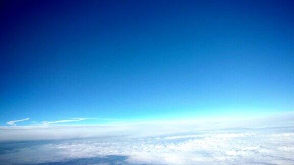 飞机座舱视图时间流逝飞行通过云层