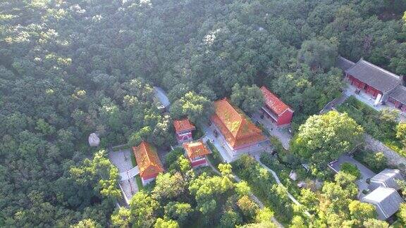 中国山区寺庙的航拍