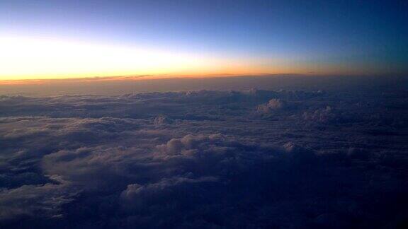 从飞机乘客窗口望日落