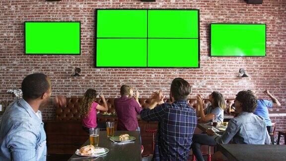 朋友看比赛在体育酒吧屏幕上拍摄的R3D